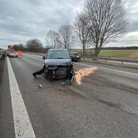 VU Pkw in Leitplanke.jpg